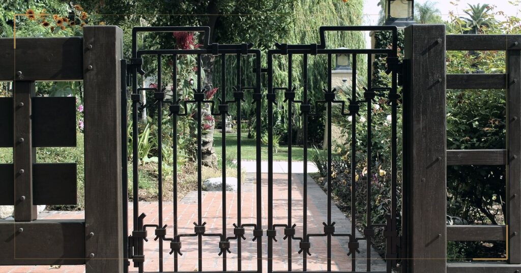 Kapalı ferforje bahçe kapısı ve arkasındaki tuğla yürüyüş yolu — paylı mülkiyette önalım hakkını temsil eden görsel