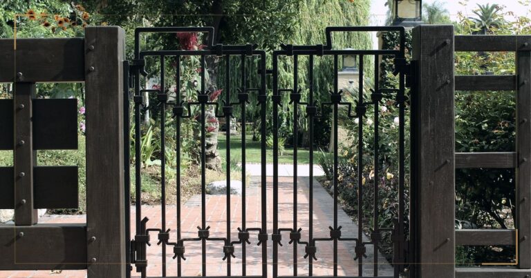 Kapalı ferforje bahçe kapısı ve arkasındaki tuğla yürüyüş yolu — paylı mülkiyette önalım hakkını temsil eden görsel